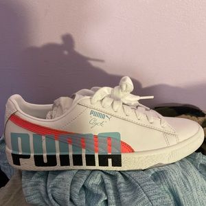 Womens Puma Clyde’s signature sneakers size 7